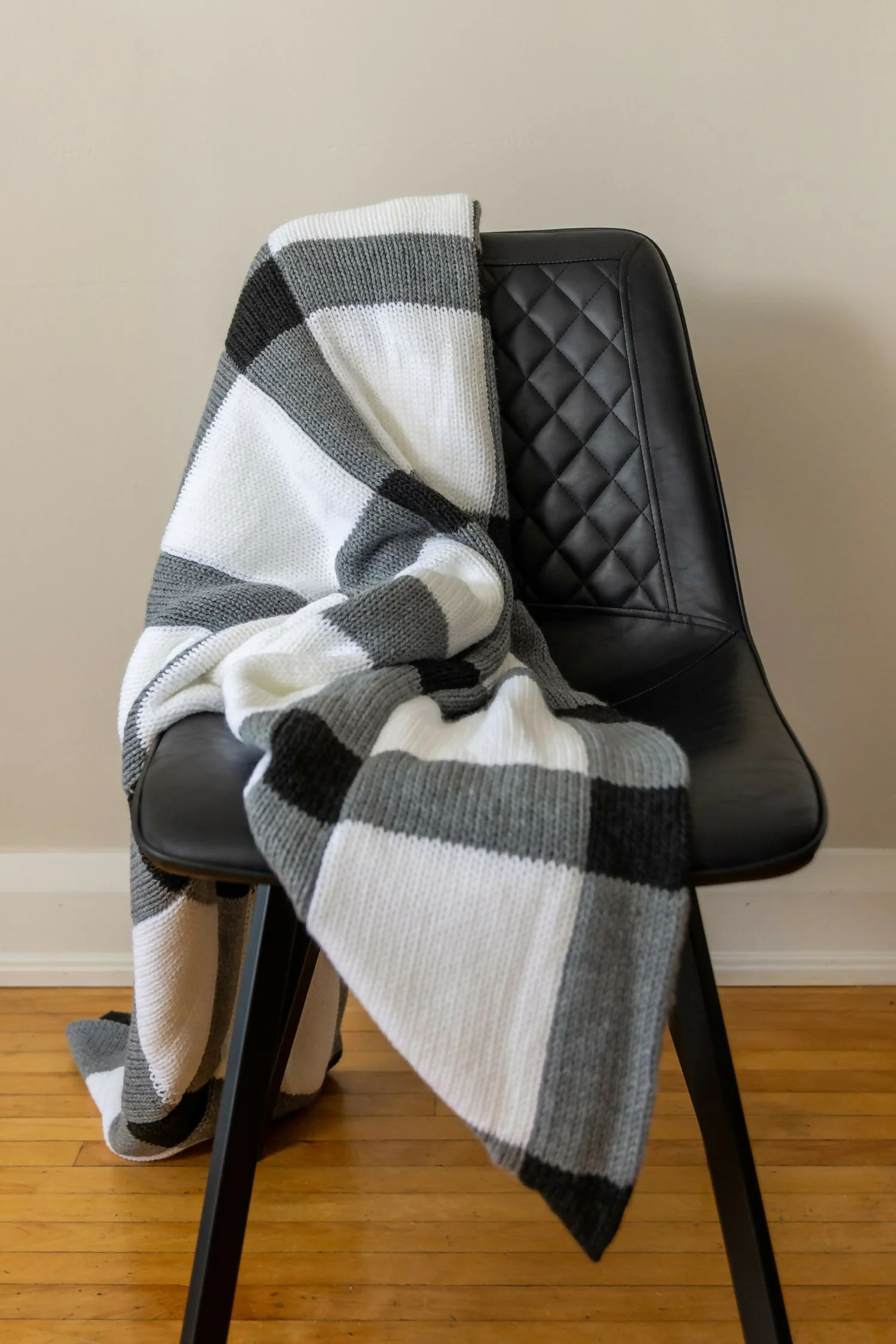 Gingham Reimagined: A Stylish Knit Throw (Circular Knitting Machine) - Image 3